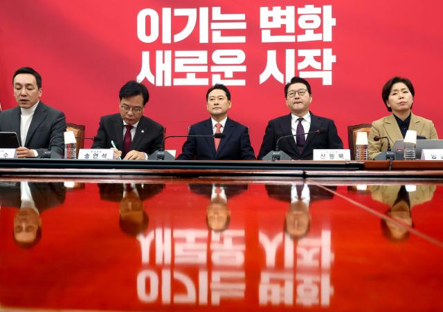 12일 국회에서 열린 국민의힘 최고위원회의 왼쪽부터 김민수 최고위원 송언석 원내대표 장동혁 대표 신동욱 양향자 최고위원 사진연합뉴스