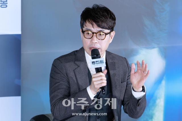 [포토] 인사말 하는 ​​​​​​​류승완 감독 (휴민트 제작보고회)