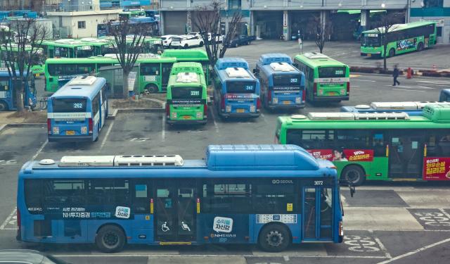 서울의 한 버스공영차고지에 서울 시내 버스들이 주차돼 있다 사진연합뉴스
