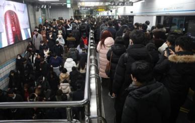 首尔公交罢工造成市民出行不便