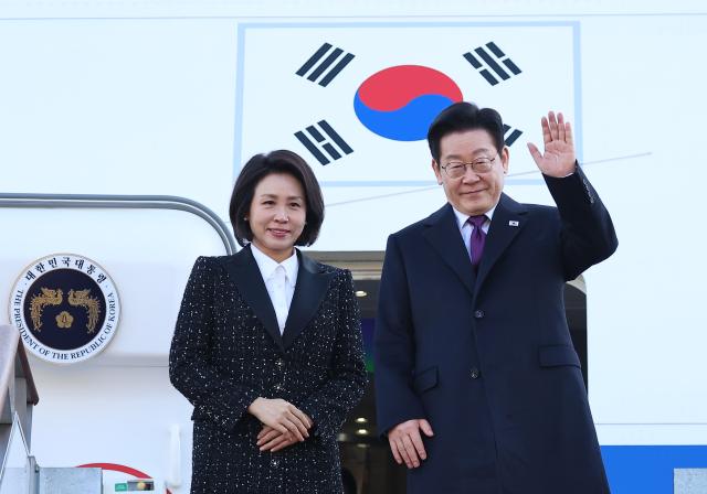 한일 정상회담을 위해 일본 나라현을 방문하는 이재명 대통령과 김혜경 여사가 13일 성남 서울공항 공군 1호기에서 환송객에게 인사하고 있다 사진연합뉴스