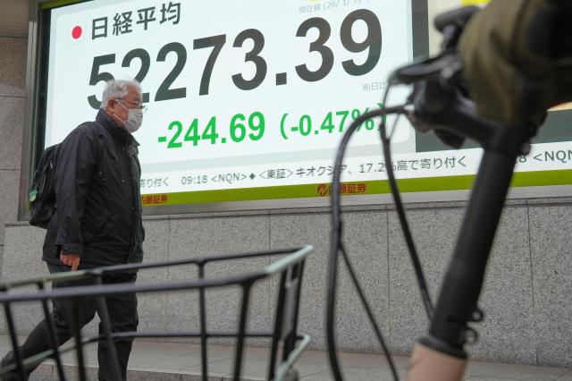 7일 일본 도쿄의 한 증권사에서 전광판에 표시된 일본 닛케이 지수 앞을 한 사람이 지나가고 있다 사진AP연합뉴스