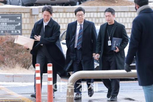 [포토] 법원 출석한 김병주 MBK파트너스 회장