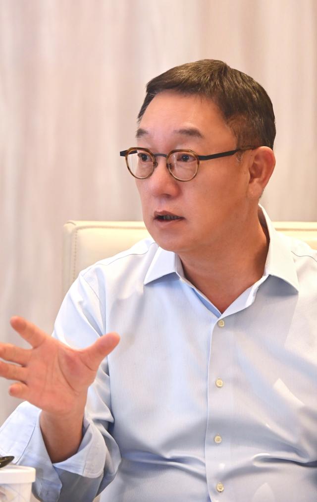 현신균 LG CNS 사장은 지난 7일현지시각 미국 라스베이거스에서 열린 ‘CES 2026에서 기자들과 인터뷰를 진행하는 모습사진LG CNS
