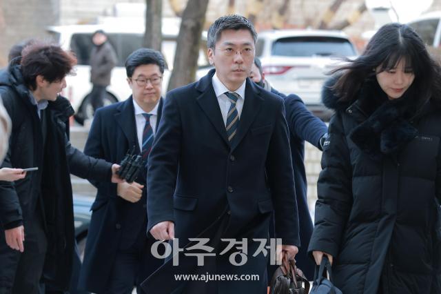 [포토] 법원 출석하는 김정환 MBK파트너스 부사장