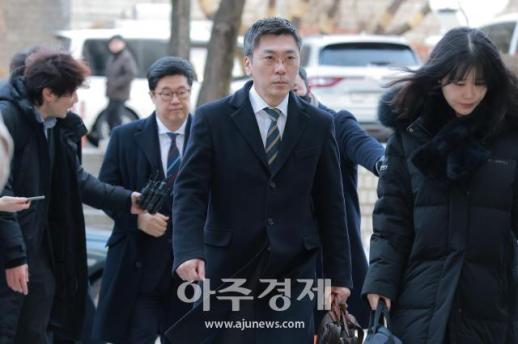 [포토] 법원 출석하는 김정환 MBK파트너스 부사장