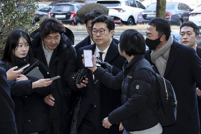 홈플러스 사태와 관련해 1000억원대 사기 혐의를 받는 김병주 MBK파트너스 회장이 구속 전 피의자 심문영장실질심사를 위해 13일 서울 서초구 서울중앙지방법원에 들어서고 있다 사진연합뉴스