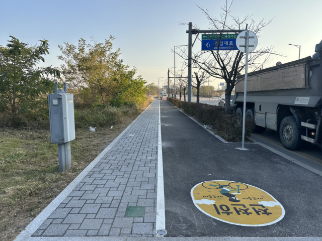 서구 구간에 조성된 300리 자전거 이음길 장도삼거리에서 서해교차로 구간의 자전거길이 연결됐다 사진인천경제청