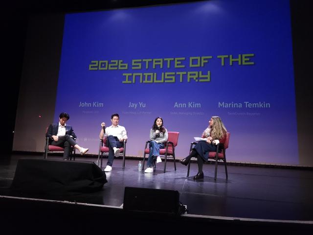 12일현지시간 미국 캘리포니아 레드우드 시티에서 열린 UKF 82 스타트업 서밋에서 패널들이 2026년 벤처투자 시장의 변화를 주제로 토론하고 있다 왼쪽부터 마리나 템킨 테크크런치 기자 앤 김 스티펠 매니징 디렉터 제이 유 폴리 호그 파트너 변호사 존 김 파라폼 CEO 사진아주미디어그룹 샌프란시스코 특별 취재단