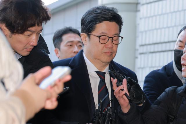 홈플러스 사태와 관련해 1천억원대 사기 혐의를 받는 김병주 MBK파트너스 회장이 구속 전 피의자 심문영장실질심사을 위해 13일 오전 서울 서초구 서울중앙지방법원에 들어서고 있다 20260113사진유대길 기자 dbeorlf123ajunewscom