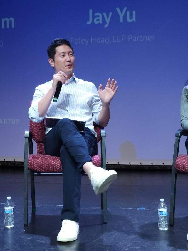 제이 유 폴리 호그 파트너 변호사가 AI 기업과 비 AI 기업 간 투자 조건Term Sheet에서 나타나는 격차와 독소 조항의 위험성에 대해 발언하고 있다 사진아주미디어그룹 샌프란시스코 특별 취재단
