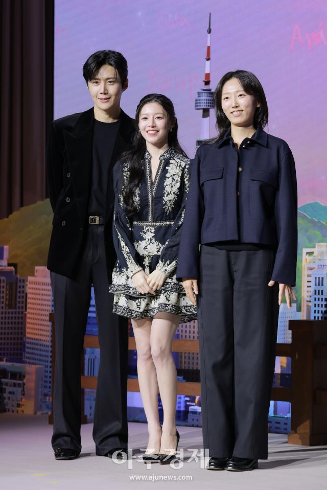 배우 김선호와 고윤정 유영은 감독이 13일 오전 서울 강남구 조선팰리스 서울강남에서 열린 넷플릭스 시리즈 이 사랑 통역 되나요 제작발표회에 참석해 포즈를 취하고 있다 20260113사진유대길 기자 dbeorlf123ajunewscom