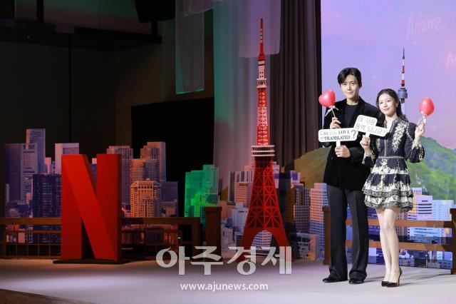 배우 김선호와 고윤정이 13일 오전 서울 강남구 조선팰리스 서울강남에서 열린 넷플릭스 시리즈 이 사랑 통역 되나요 제작발표회에 참석해 포즈를 취하고 있다 20260113사진유대길 기자 dbeorlf123ajunewscom
