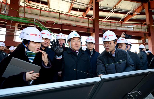 유정복 인천광역시장이 13일 서구 스타필드청라 건설현장을 점검하고 있다 사진인천시