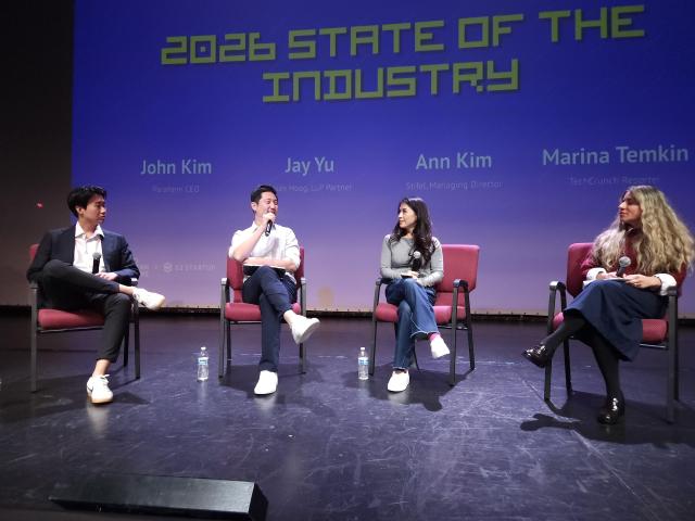 12일현지시간 미국 캘리포니아 레드우드 시티에서 열린 UKF 82 스타트업 서밋에서 패널들이 2026년 벤처투자 시장의 변화를 주제로 토론하고 있다 존 김 파라폼 CEO왼쪽부터 제이 유 폴리 호그 파트너 변호사 앤 김 스티펠 매니징 디렉터 마리나 템킴 테크크런치 기자 사진아주미디어그룹 샌프란시스코 특별취재단
