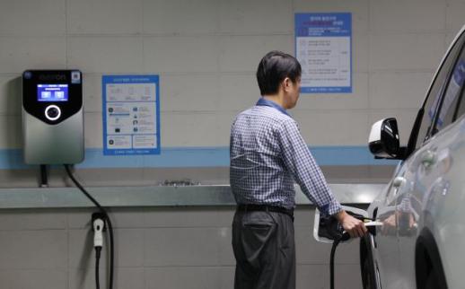 기후부 소속·산하기관 16곳 선박·차량 전동화…EV 100 확산 지원