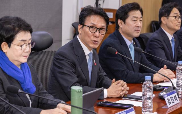 김민석 국무총리가 13일 국회 의원회관에서 열린 충남ㆍ대전 통합을 위한 더불어민주당 충남ㆍ대전 지역 국회의원 간담회에 참석해 인사말을 하고 있다 사진연합뉴스