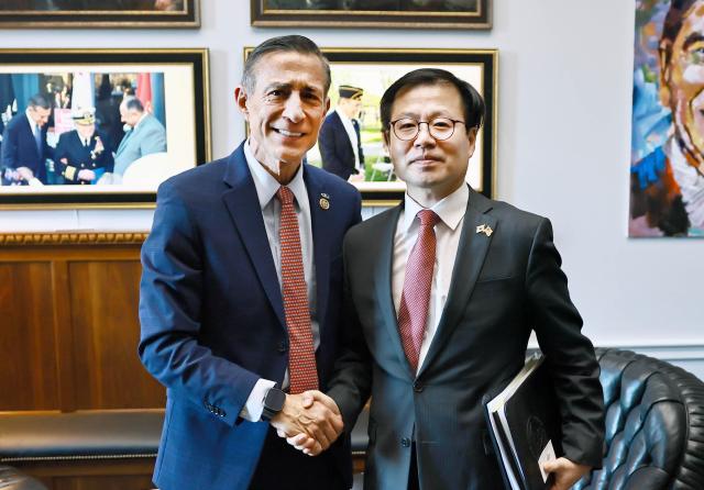 여한구 만난 美 강경파 의원 "美기업 겨냥한 국가적 적대 행위엔 대가 따를 것"