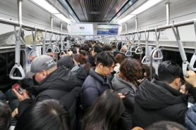 Frozen commute in Seoul amid bus strike 