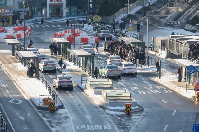 A taxi stand at Seoul Station is crowded with people on the morning of Jan 13 as the city bus labor union begins an indefinite full-scale strike Jan 13 2026 AJP Yoo Na-hyun