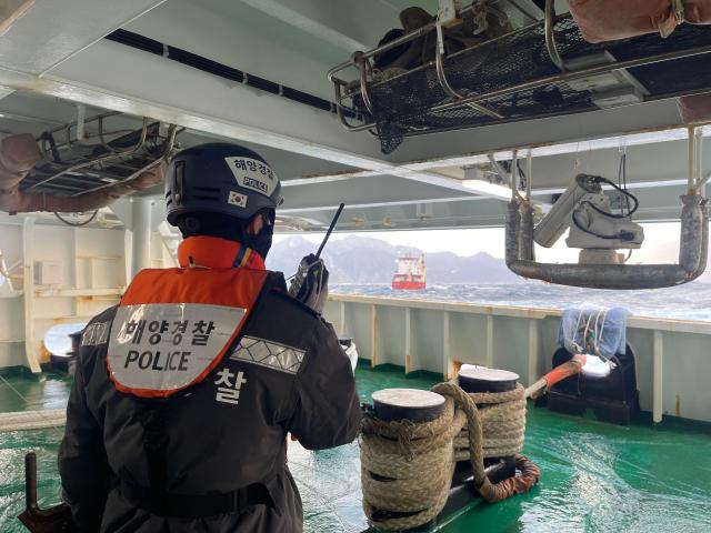 화물선 예인 안전관리 중인 사진 사진동해해경청