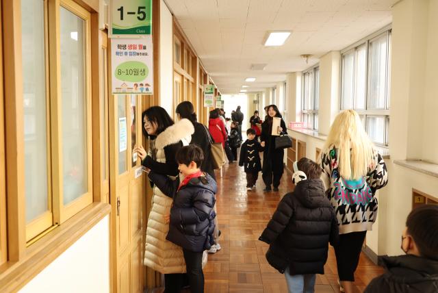 2026학년도 부산지역 공립 초등학교 신입생 예비소집이 진행된 6일 오후 부산 연제구 창신초등학교에서 예비 초등학생과 학부모들이 1학년 교실 등을 살펴보고 있다 202616 사진연합뉴스
  