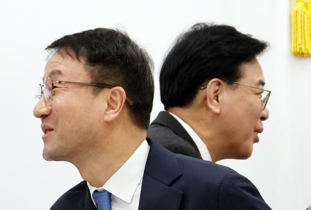 더불어민주당 한병도 신임 원내대표왼쪽가 지난 12일 국회에서 취임 인사차 국민의힘 송언석 원내대표를 만나 서로 상대편 원내운영수석부대표와 인사하고 있다사진연합뉴스