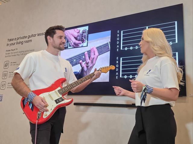 サムスン電子、大画面で楽しむギターレッスン「Fender Play TV」を披露