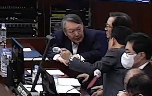 12·3 비상계엄 관련 내란 우두머리 혐의로 기소된 윤석열 전 대통령이 13일 서울 서초구 서울중앙지방법원 417호 형사대법정에서 열린 내란 우두머리 혐의 결심공판에 출석해 변호인들과 대화를 나누고 있다 사진서울중앙지법 연합뉴스