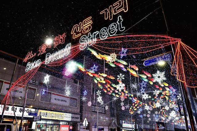 Mountain trout-shaped Korean paper lanterns and LED installations illuminate Seondeung Street in Hwacheon Gangwon Province Jan 12 2026 AJP Han Jun-gu