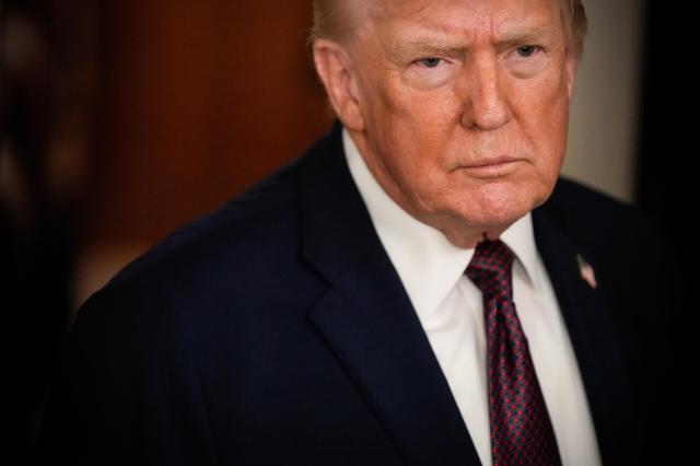 President Donald speaks to reporters while in flight on Air Force One to Joint Base Andrews AFP-Yonhap
