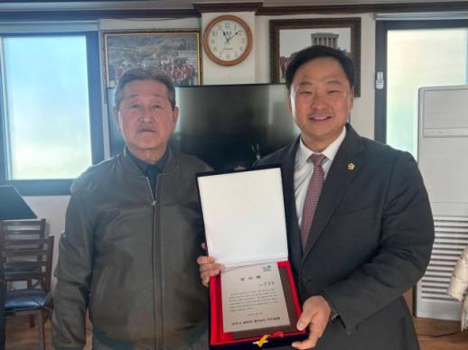 고준호 의원, 용미4리 주민들로부터 감사패 받아