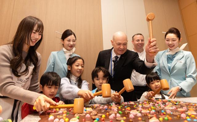 대한항공 프레스티지 동편 좌측 라운지 내 쿠킹 스튜디오에서 바크 초콜릿 만들기 프로그램을 진행하는 모습사진대한항공