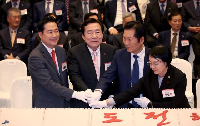 장동혁 국민의힘 대표왼쪽부터 김기문 중소기업중앙회 회장 정청래 더불어민주당 대표 한성숙 중소벤처기업부 장관이 13일 여의도 중소기업중앙회 KBIZ홀에서 케이크 커팅식을 진행하고 있다 사진중소기업중앙회
