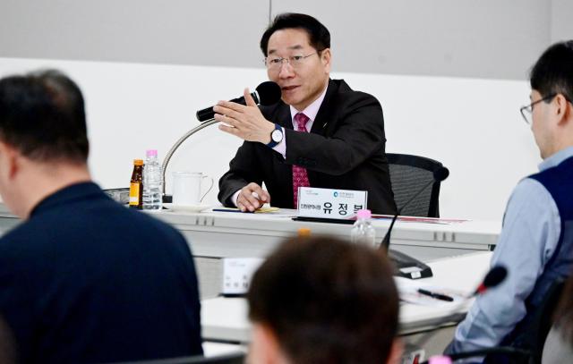 유정복 인천광역시장이 13일 남동구 인천도시공사에서 열린 2026 주요업부보고회인천도시공사에서 업무보고를 받고 직원과 대화하고 있다 사진인천시