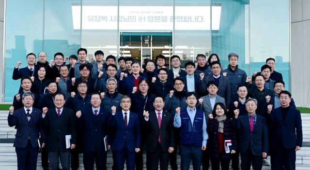 유정복 인천광역시장이 13일 남동구 인천도시공사에서 열린 2026 주요업부보고회인천도시공사를 마친 뒤 기념촬영을 하고 있다 사진인천시