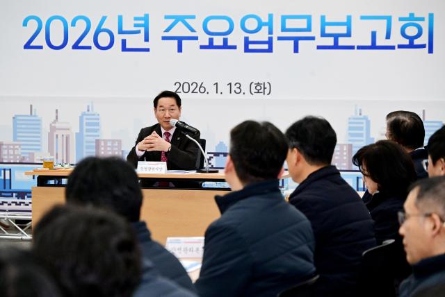 유정복 인천광역시장이 13일 남동구 인천교통공사에서 열린 2026 주요업부보고회인천교통공사에서 업무보고를 받고 직원과 대화하고 있다 사진인천시