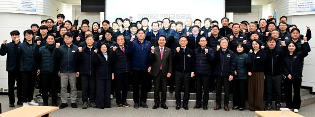 유정복 인천광역시장이 13일 남동구 인천교통공사에서 열린 2026 주요업부보고회인천교통공사에서 업무보고를 받고 기념촬영을 하고 있다 사진인천시