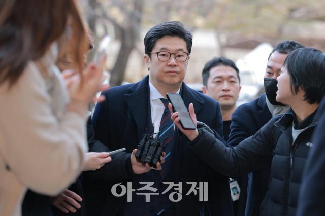 홈플러스 사태와 관련해 1천억원대 사기 혐의를 받는 김병주 MBK파트너스 회장이 구속 전 피의자 심문영장실질심사을 위해 13일 오전 서울 서초구 서울중앙지방법원에 들어서고 있다 20260113사진유대길 기자 dbeorlf123ajunewscom