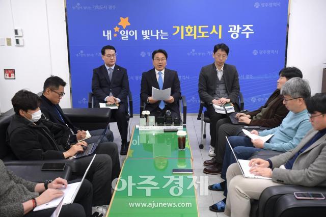 강기정 광주시장이 13일 시청에서 기자들과 만나 광주전남 통합 후 공직자에게 불이익은 없다고 설명하고 있다 사진광주시