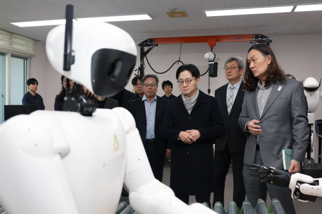 김정관 산업통상부 장관은 13일 오후 경기도 안산시 한양대 ERIC캠퍼스 창업보육센터에 소재한 에이로봇을 방문해 엄윤설 대표로부터 회사 운영현황 및 애로사항을 청취한 후 휴머노이드 로봇 개발 과정을 둘러봤다 사진산업통상부