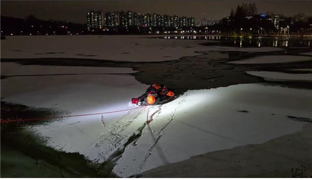 "지름길로 가려다"…저수지 빙판 깨져 50대 남성 추락