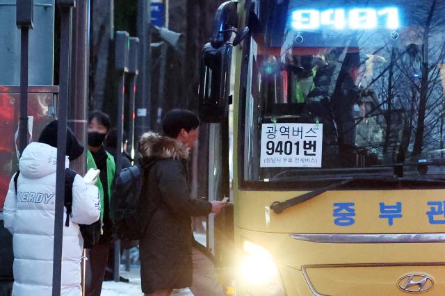 서울 시내버스 파업 이틀째인 14일 성남 이매촌 한신 아파트 인근 버스 정류장에서 분당과 서울역을 오가는 9401 전세버스가 운영되고 있다 사진연합뉴스