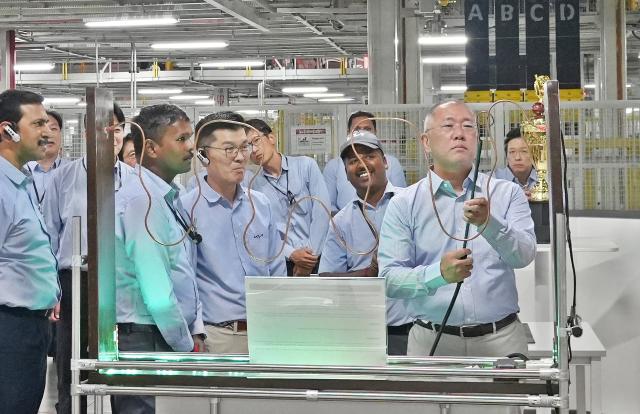 정의선 현대자동차그룹 회장이 지난 12일 인도 공장을 점검했다 사진현대차