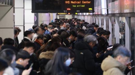 버스 파업 역대 최장...서울시, 출퇴근 지하철 집중배차 2시간 연장