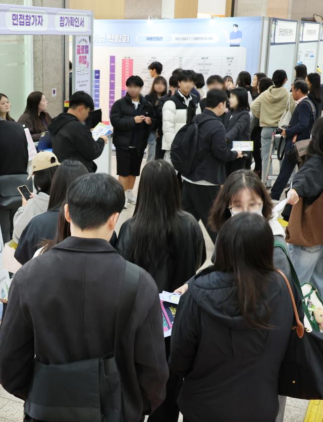 [종합] 연간 취업자 수 2년 연속 10만명대 그쳐…청년 취업자 38개월 연속 내리막
