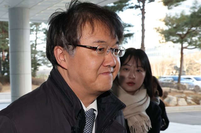 통일교와 신천지 등 특정 종교단체가 정치권에 영향을 끼쳤다는 내용의 정교유착 의혹을 수사하는 검찰·경찰 합동수사본부 김태훈 본부장이 지난 8일 서울 서초구 서울고검으로 출근하고 있다 사진연합뉴스