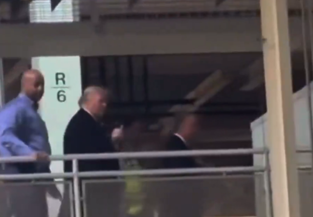 야유하는 사람 향해 손가락 욕설하는 트럼프 대통령 사진엑스 갈무리