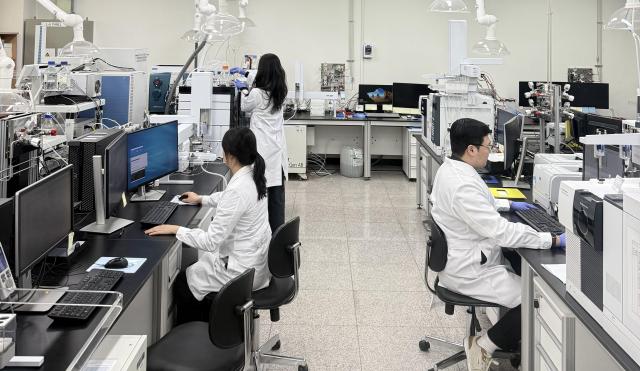 대구 상수도사업본부는 올해부터 정수 332개 항목 원수 322개 항목으로 수질검사를 강화한다 사진대구상수도사업본부