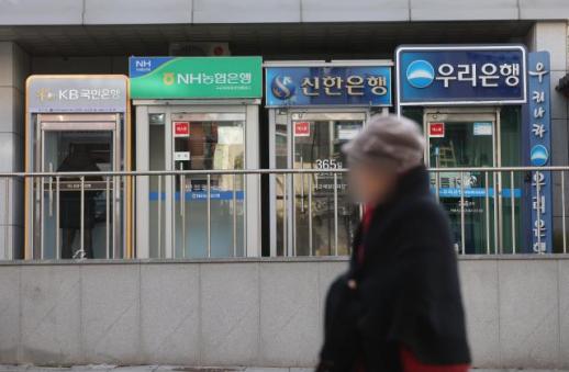 지난달 가계·기업대출 동반 감소...주담대는 34개월 만에↓